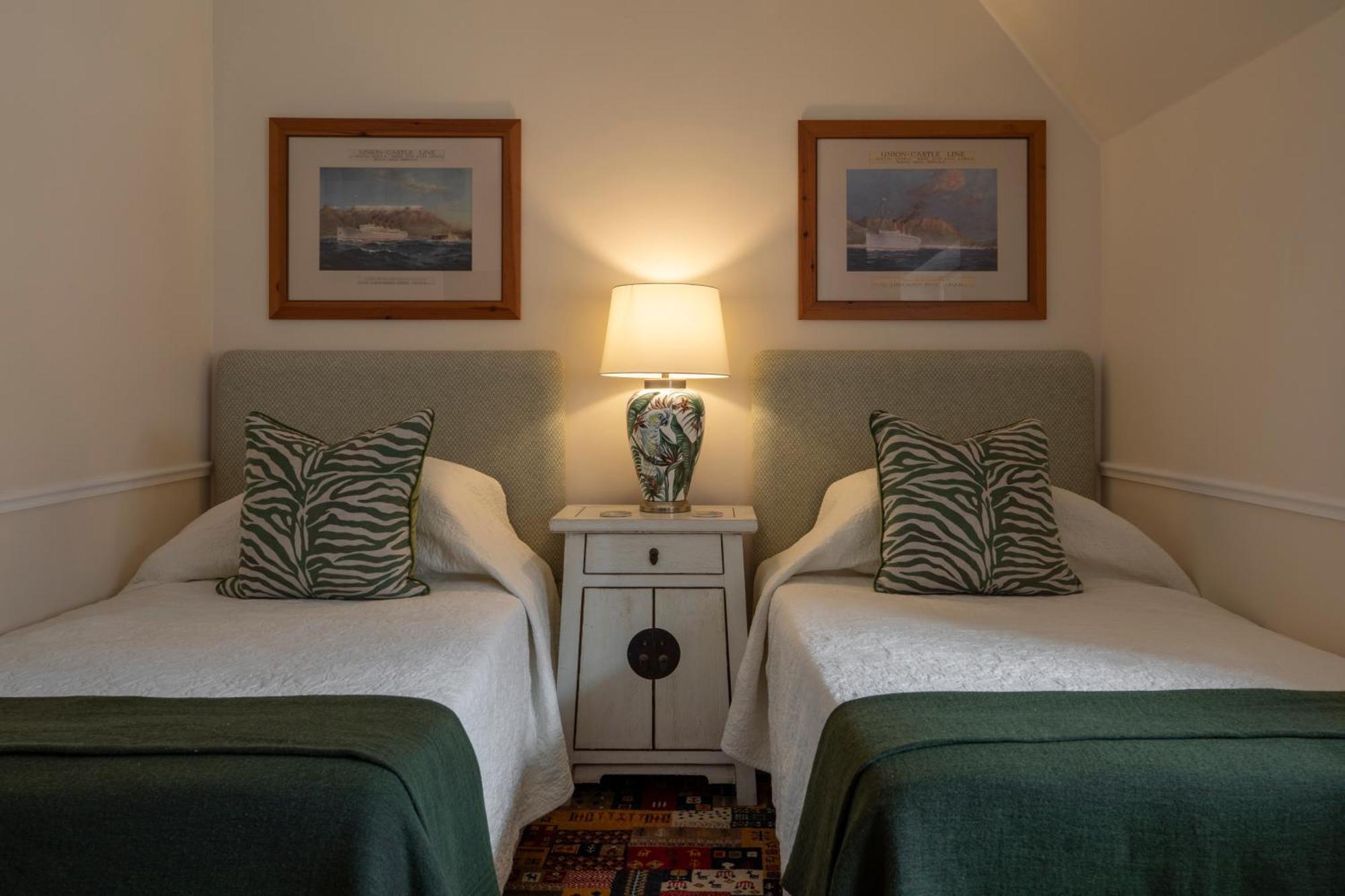 St James Guest Houses Kalk Bay Bagian luar foto